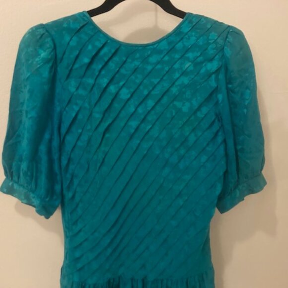 Emerald green dress, 100% silk made in Kong Kong - Picture 3 of 3